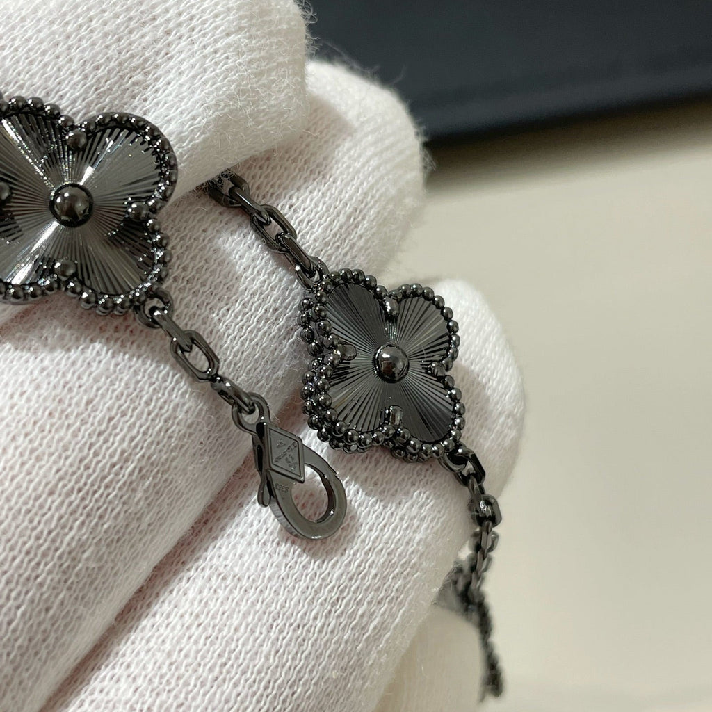 [⭐JeweliWhal]CLOVER 5 MOTIF BLACK BRACELET