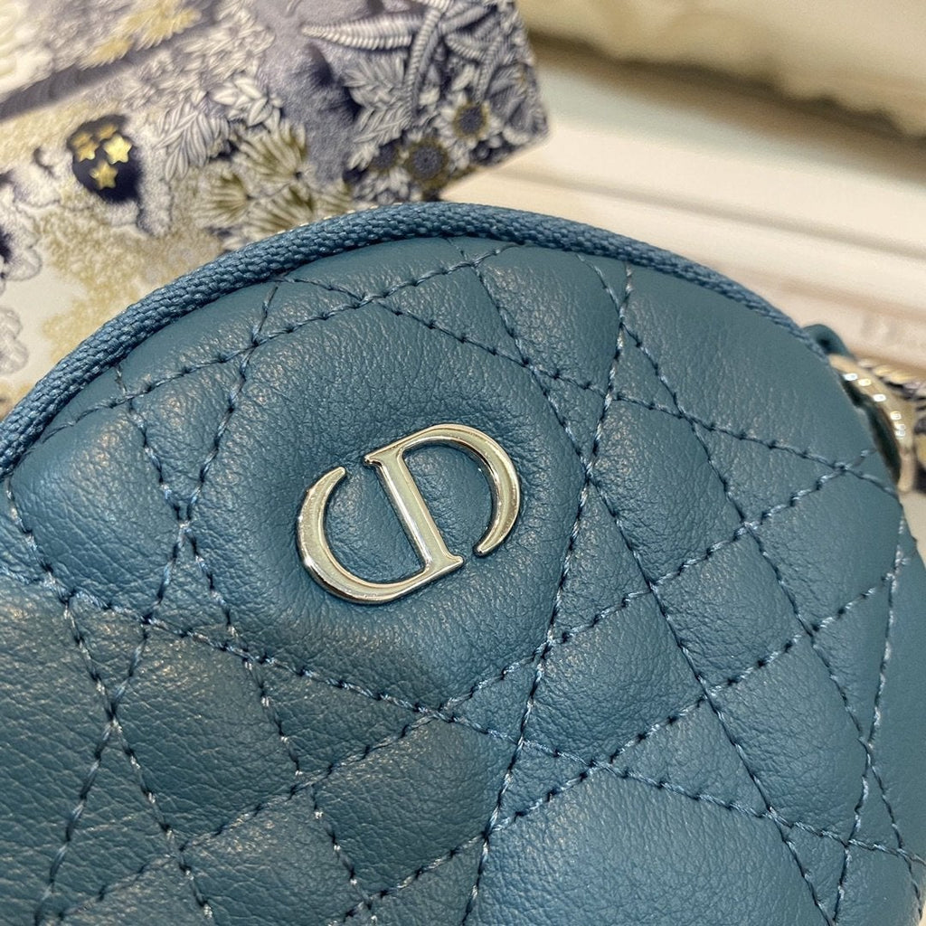 取り外し可能なCAROラウンドコインパース ディープオーシャンブルー カナージュカーフスキン