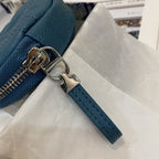 取り外し可能なCAROラウンドコインパース ディープオーシャンブルー カナージュカーフスキン