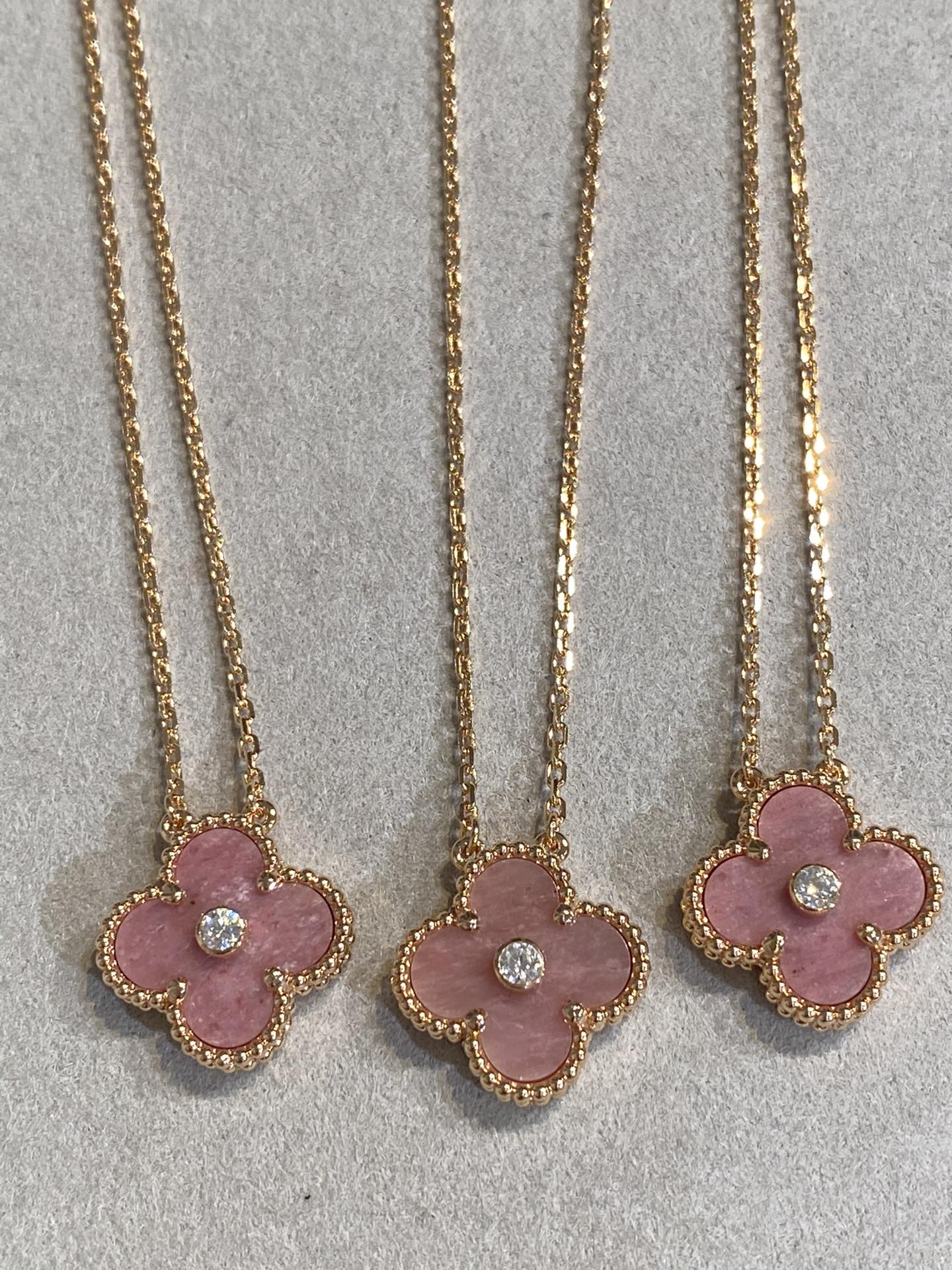 [⭐JeweliWhal]CLOVER 15MM DIAMOND RHODONITE NECKLACE