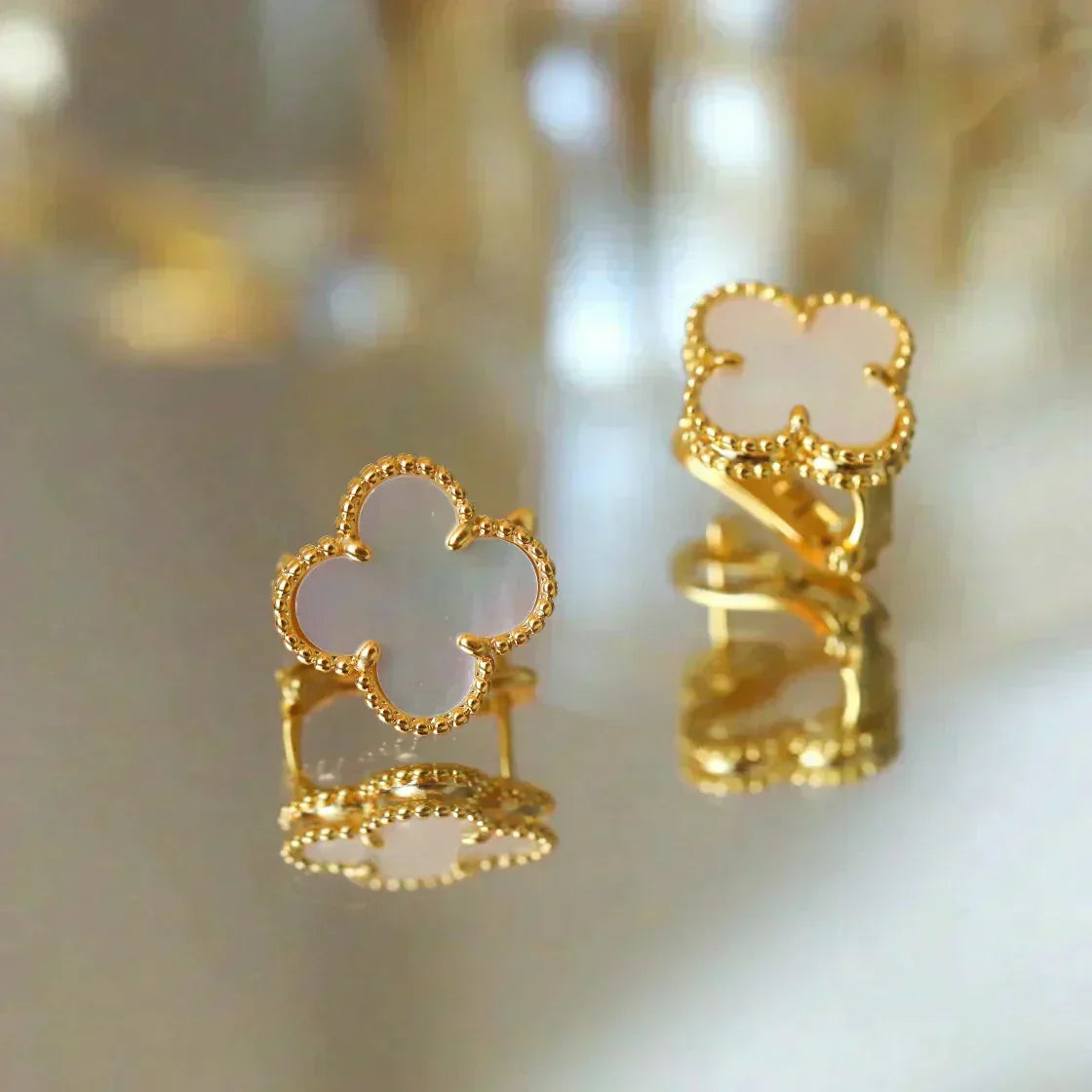[⭐JeweliWhal]CLOVER MEDIUM 1 MOTIFS  WHITE MOP STUD EARRINGS