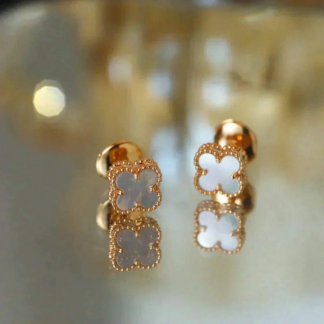 [⭐JeweliWhal]CLOVER MINI 9.5MM WHITE MOP EARRINGS