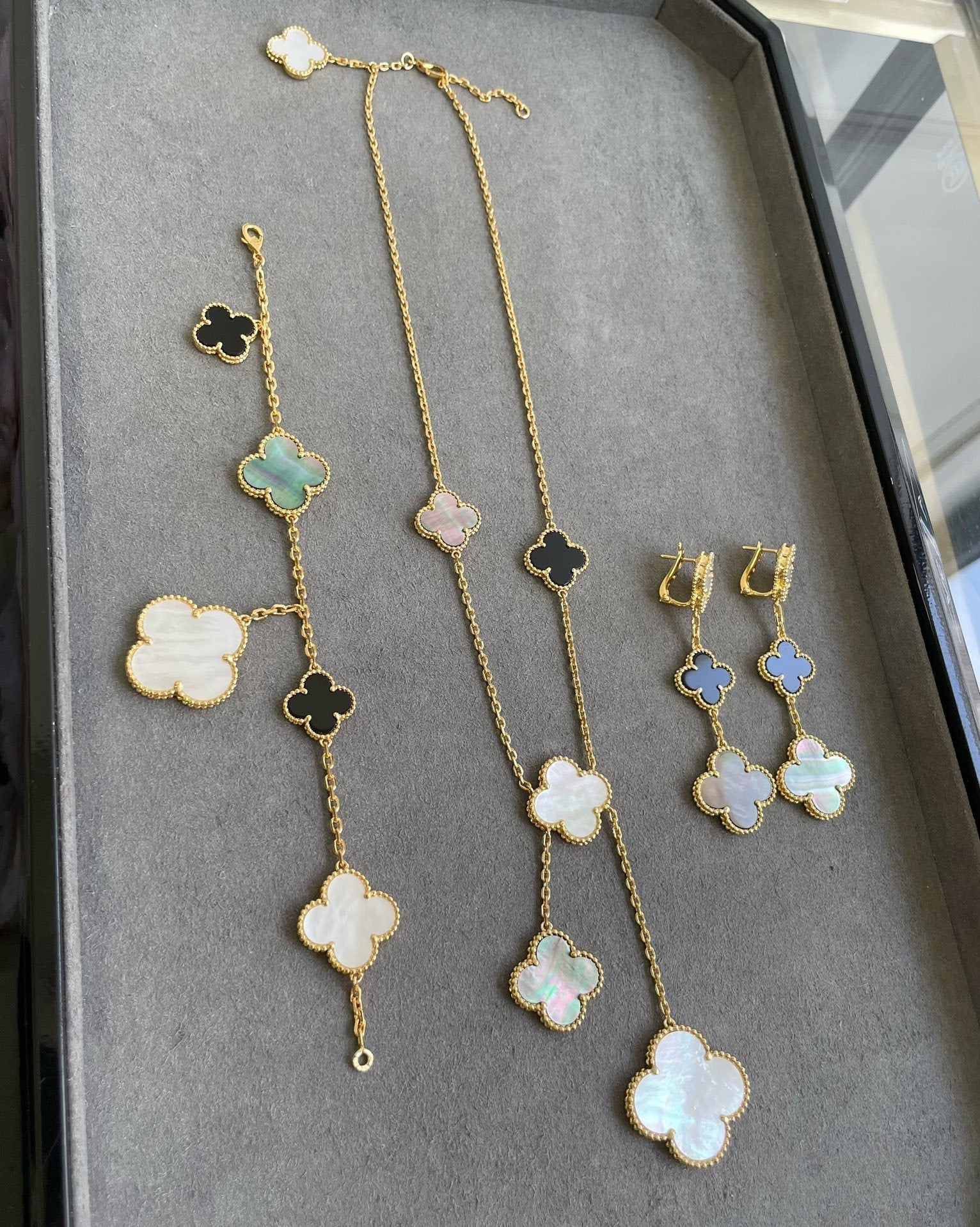 [⭐JeweliWhal]CLOVER 3 MOTIF MOP ONYX DARK MOP PINK GOLD EARRINGS