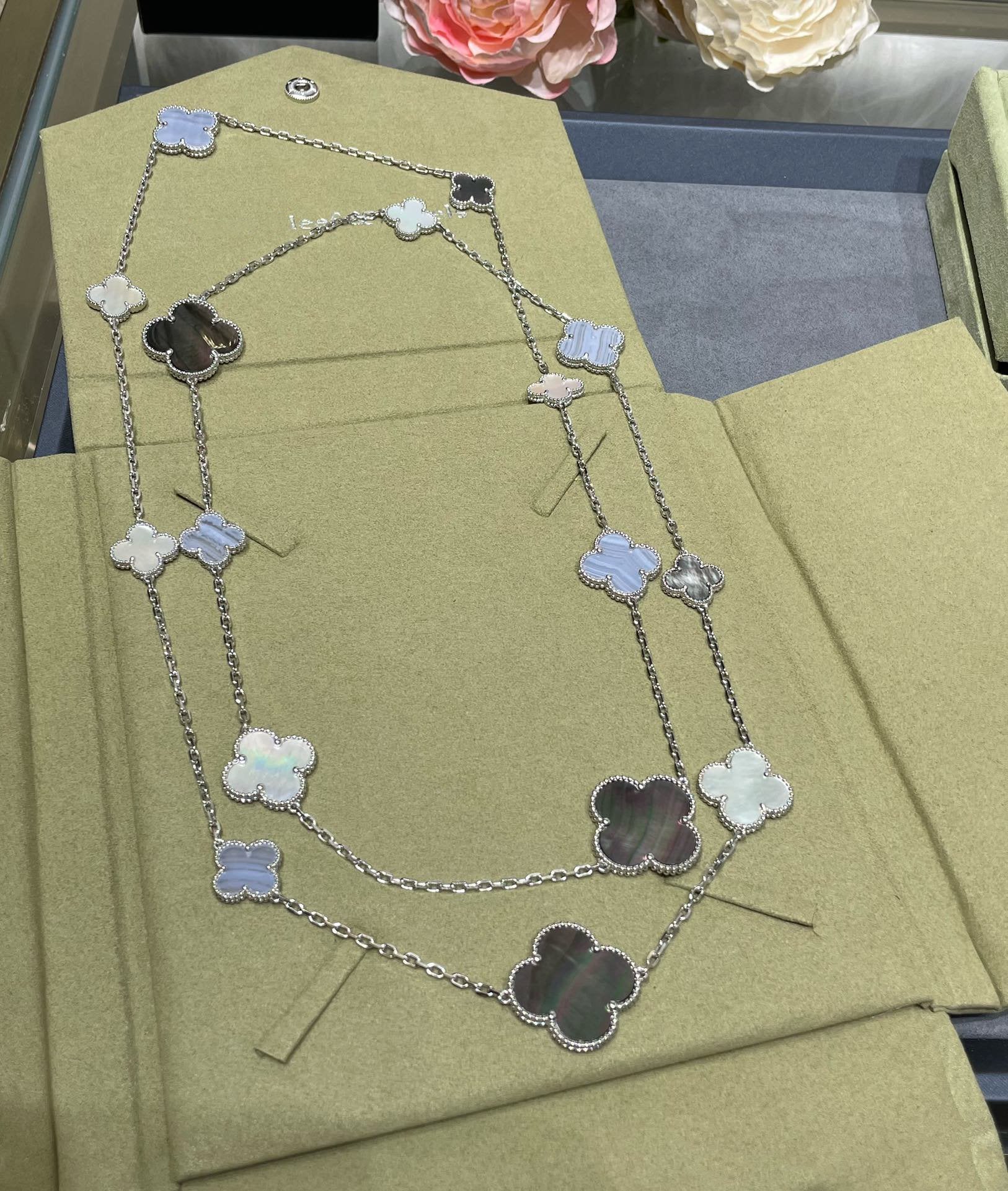 [⭐JeweliWhal]クローバー 16モチーフ カルセドニー モップ シルバーネックレス