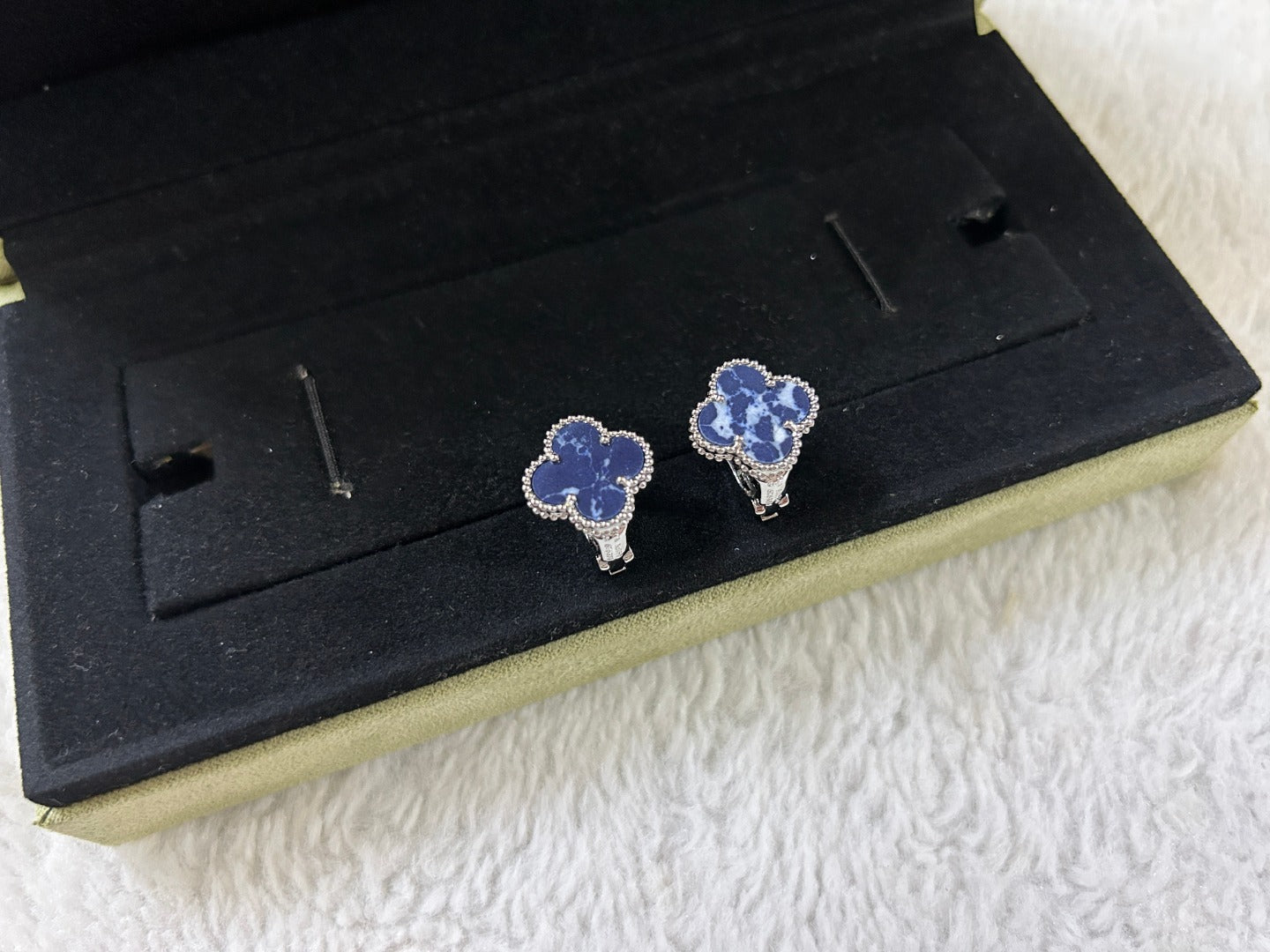 [⭐JeweliWhal]CLOVER PIETERSITE MEDIUM STUD EARRINGS