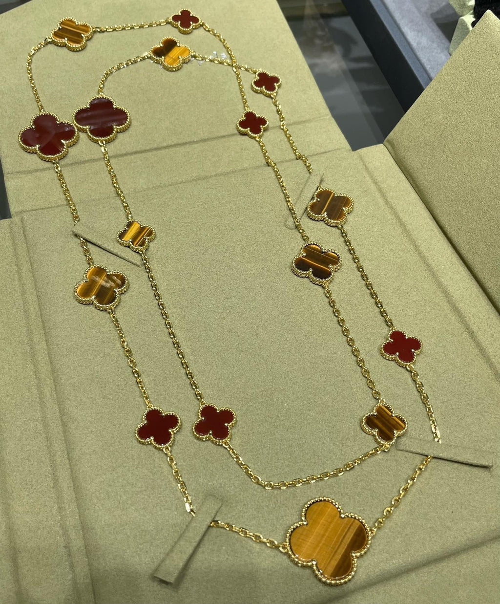 [⭐JeweliWhal] قلادة CLOVER 16 MOTIF CARNELIAN TIGER EYE من الذهب الوردي