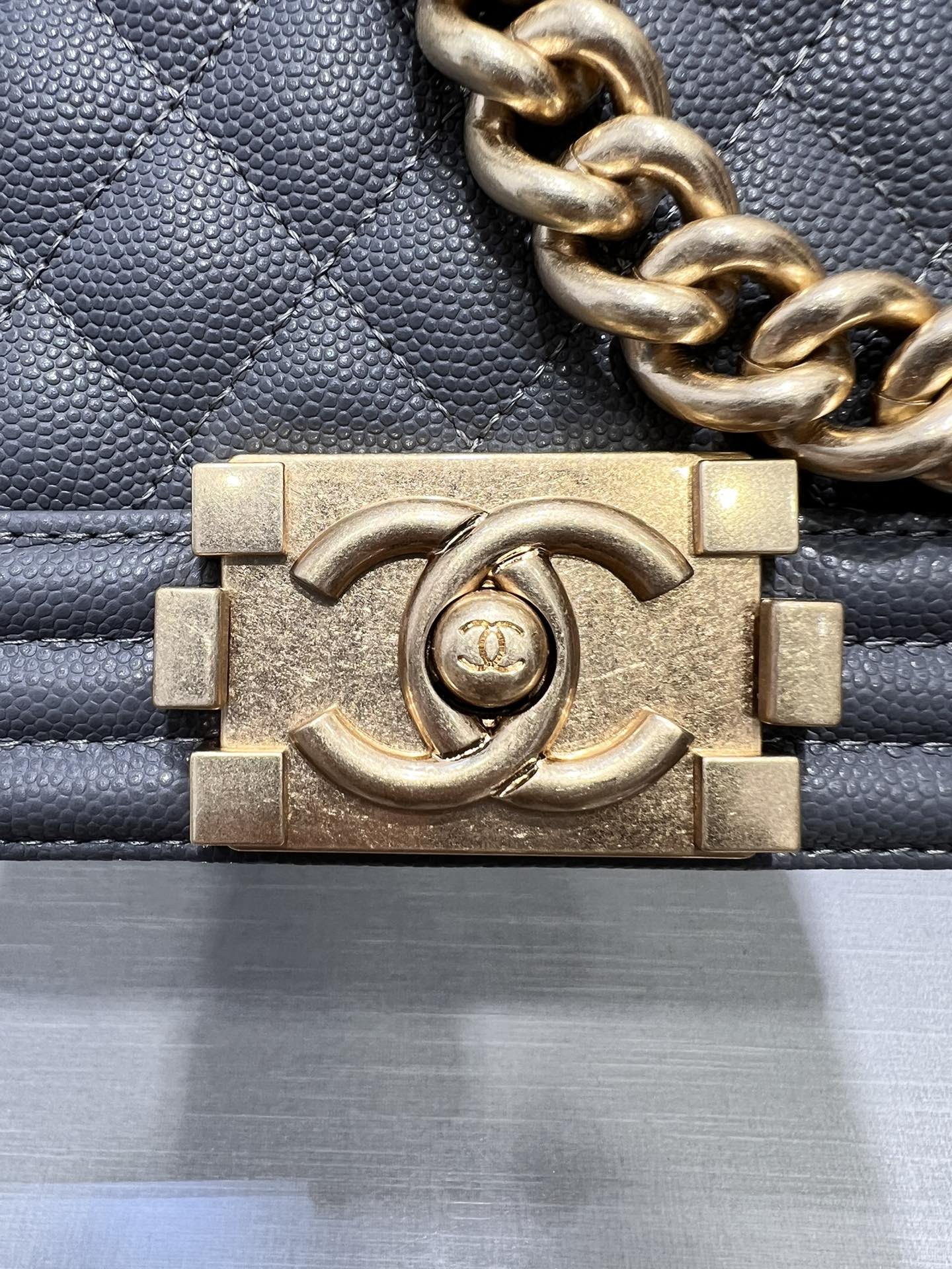 ボーイズバッグ ミディアム 25 ダークグレー キャビアゴールド金具