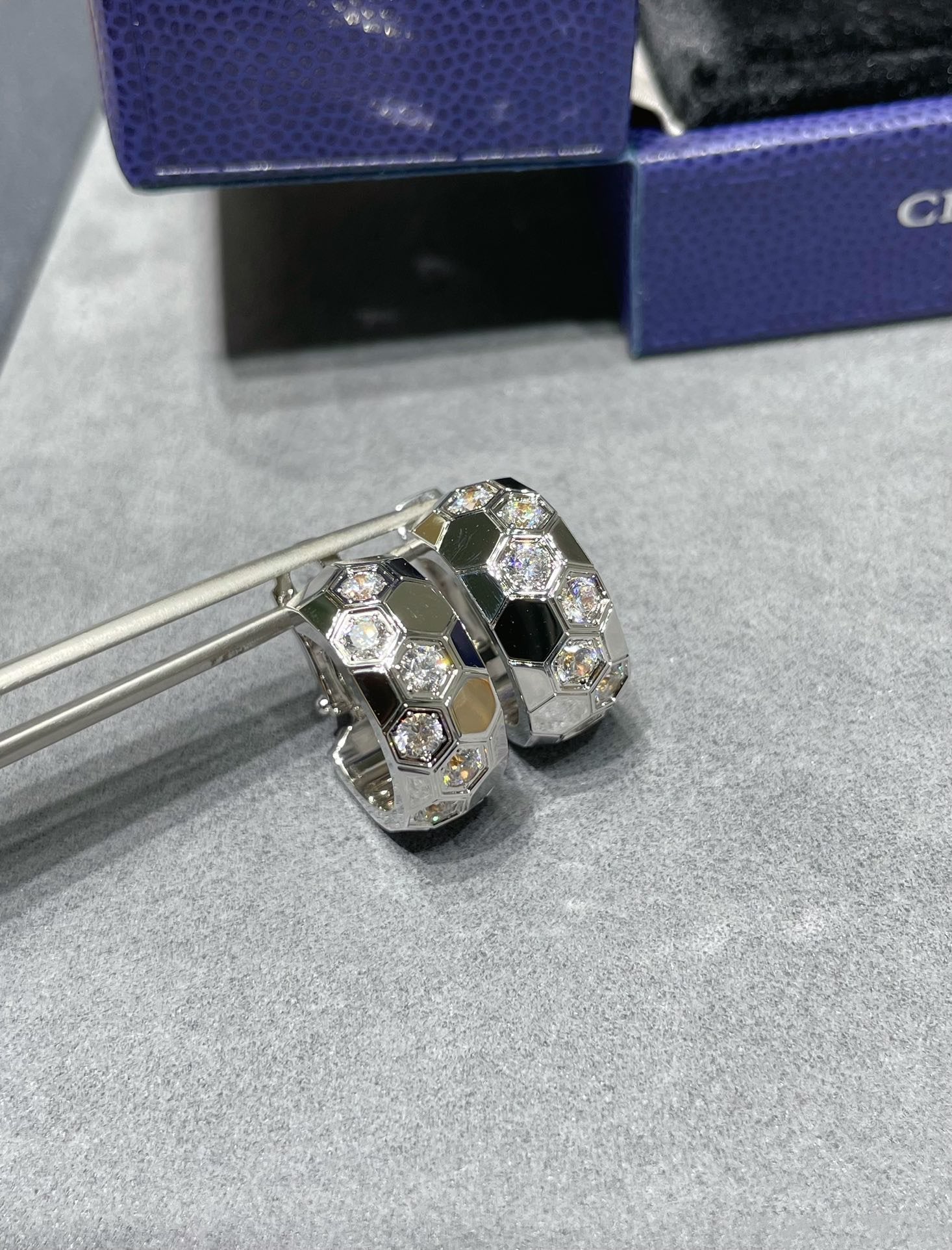 [⭐JeweliWhal]BEE LOVE DIAMOND HOOP EARRINGS