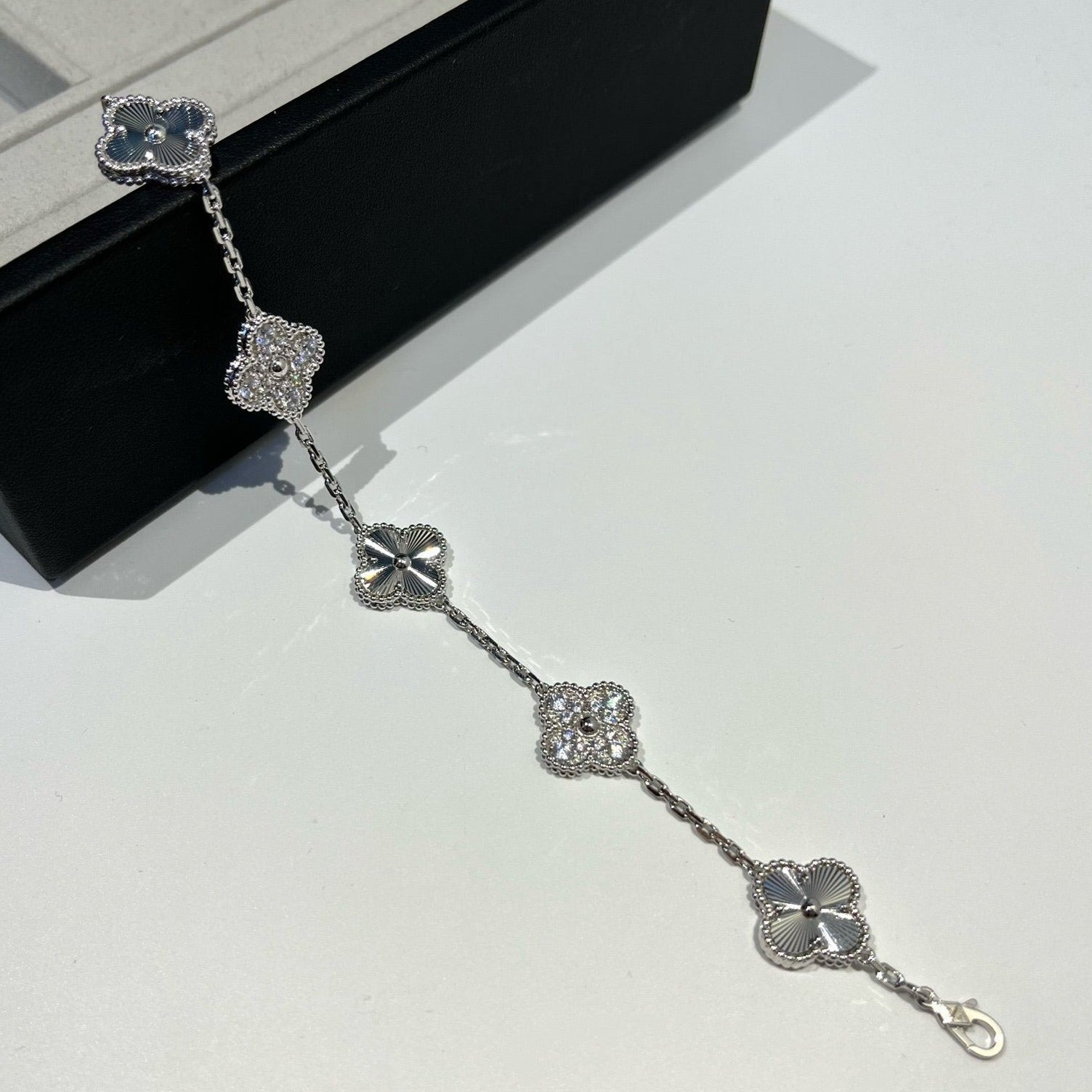 [⭐JeweliWhal] مجموعة سوار CLOVER 5 MOTIF LASER