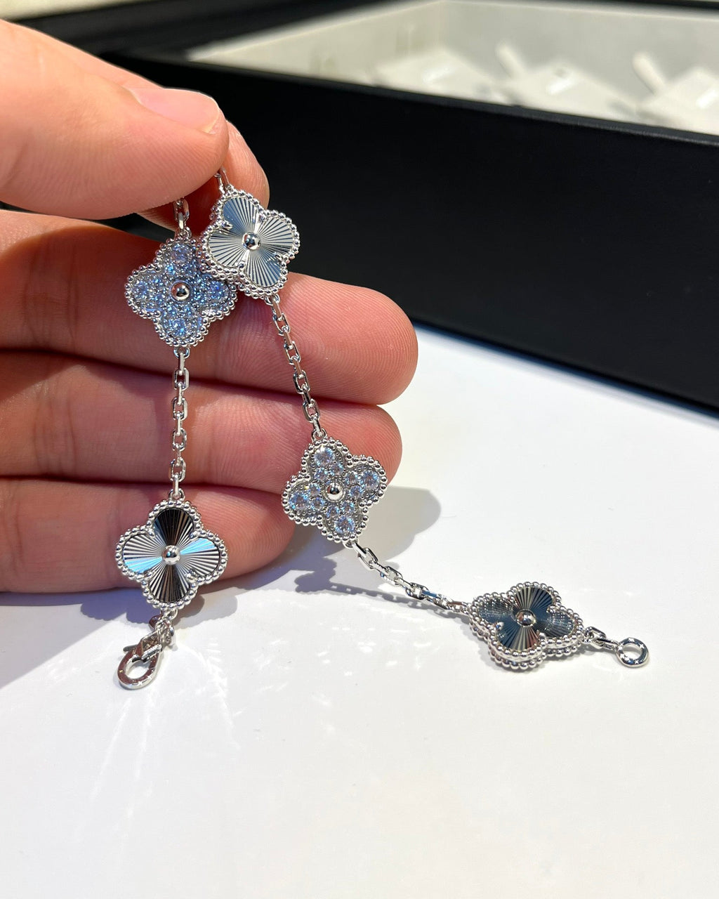 [⭐JeweliWhal] مجموعة سوار CLOVER 5 MOTIF LASER