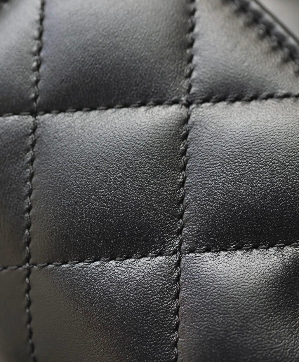 CC トレンディ 20cm ブラック ラムスキン ゴールドハードウェア