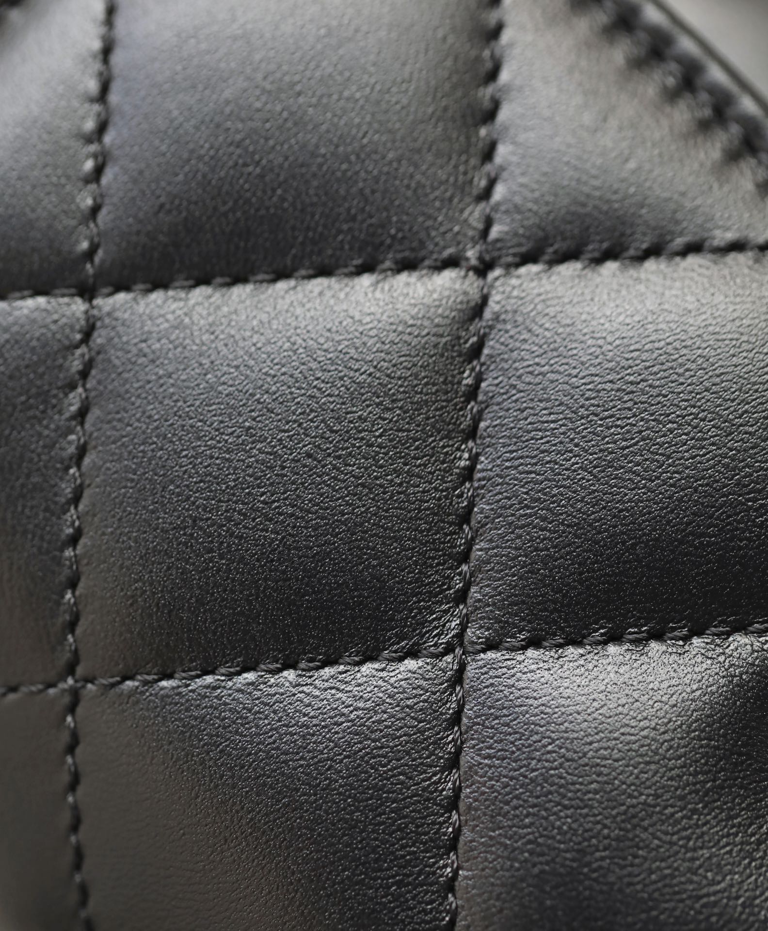 CC トレンディ 20cm ブラック ラムスキン ゴールドハードウェア