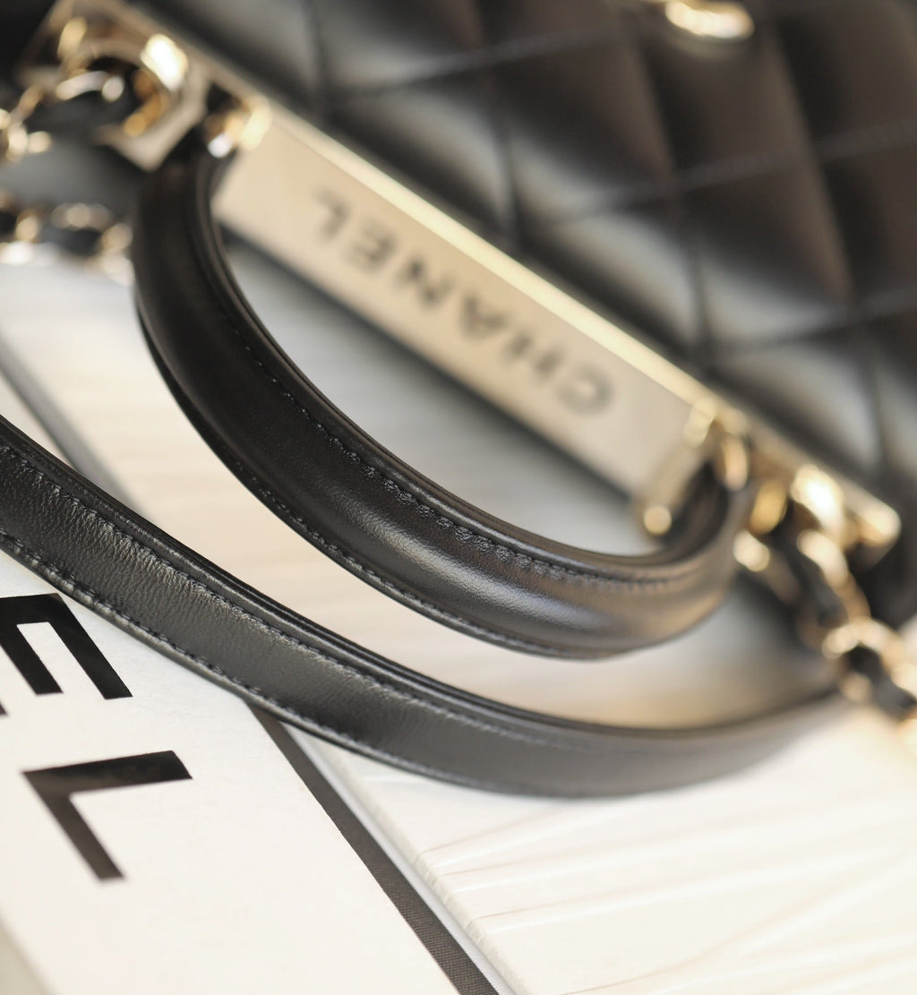 CC トレンディ 20cm ブラック ラムスキン ゴールドハードウェア