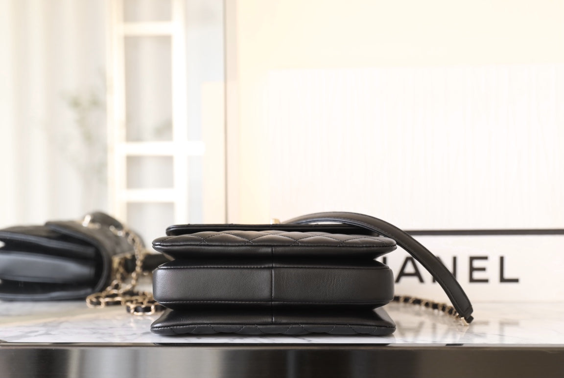 CC トレンディ 20cm ブラック ラムスキン ゴールドハードウェア