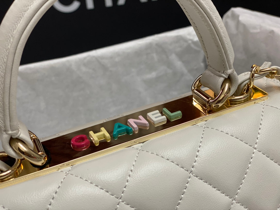 CC トレンディ 20cm ホワイト ラムスキン ゴールドハードウェア