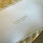 BV ミディアム アンダモ 32cm オリーブ ラムスキン