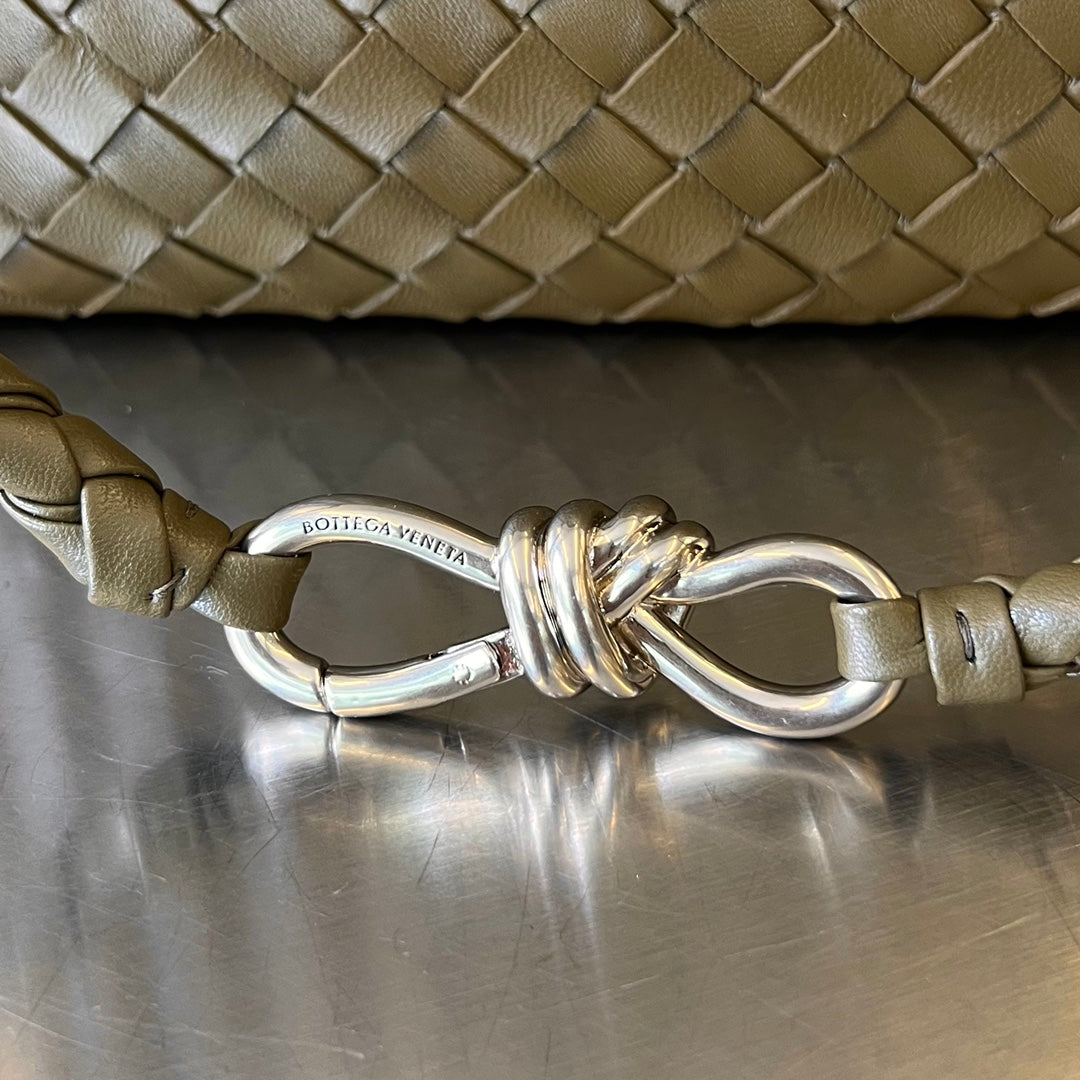 BV ミディアム アンダモ 32cm オリーブ ラムスキン