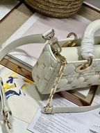 スモール レディ D-JOY 22 バタフライ スタッド ホワイト ラムスキン