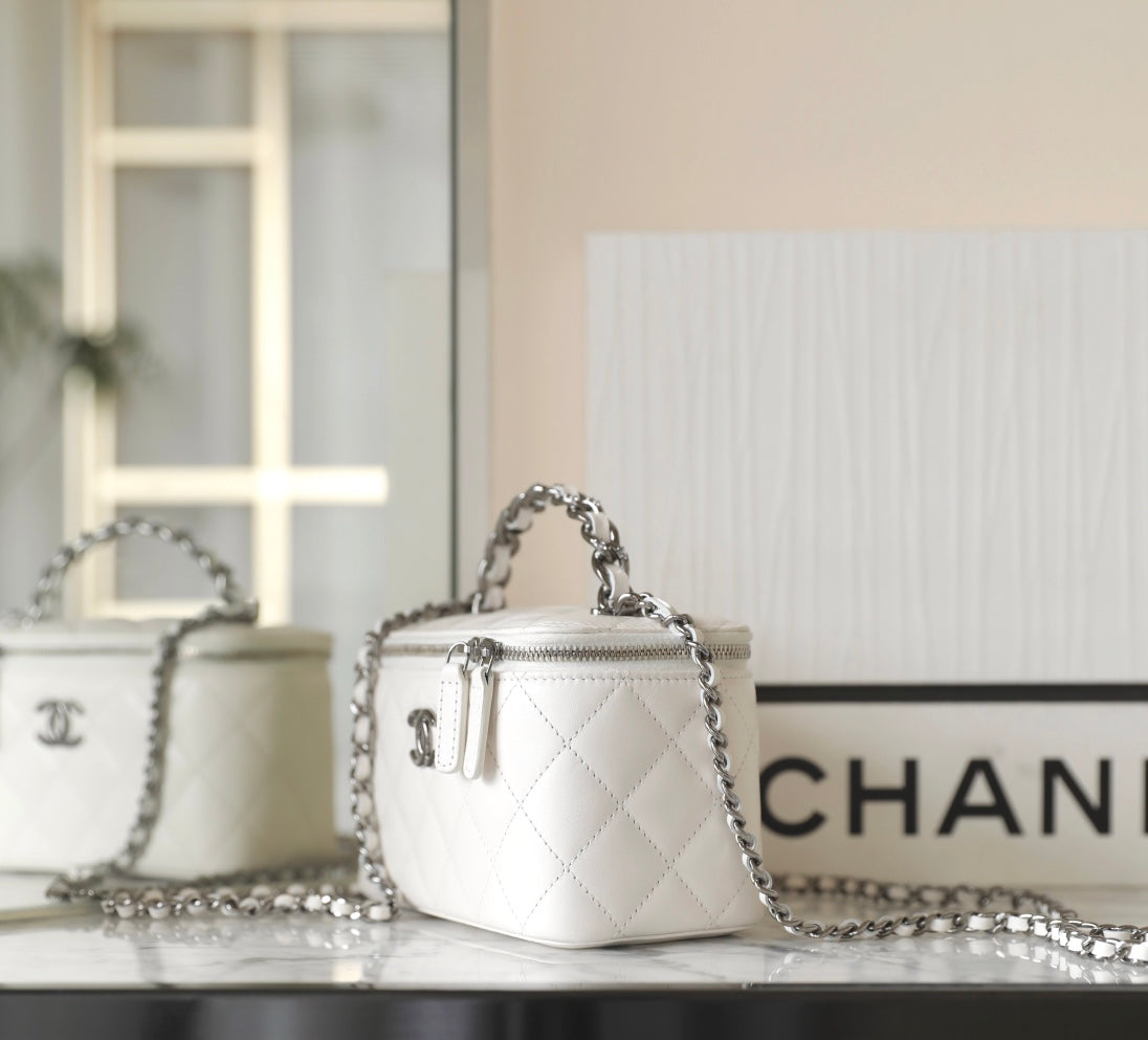 CC バニティケース 17 ホワイト ラムスキン シルバー金具