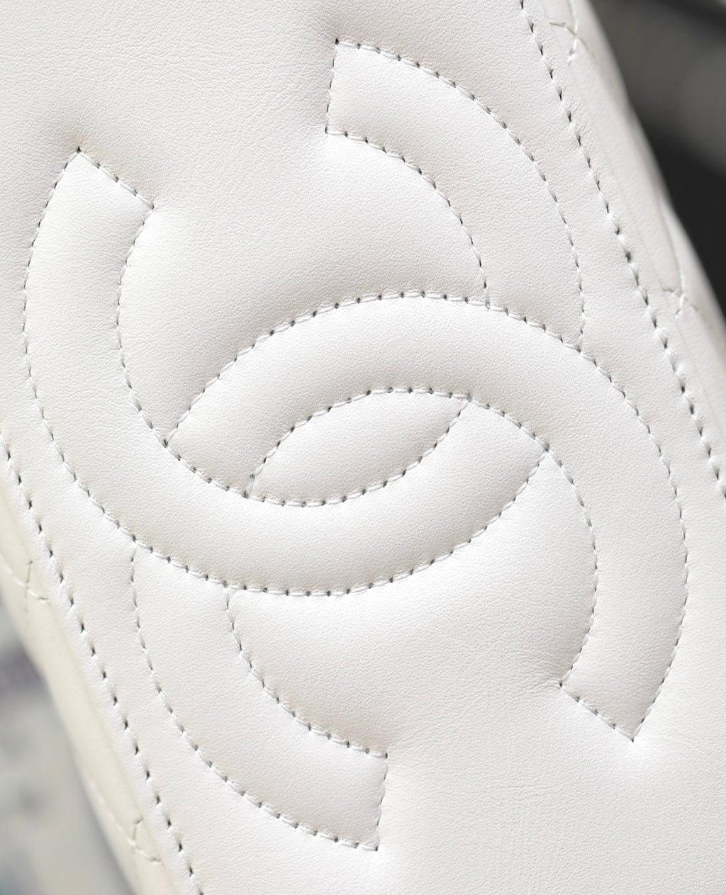 CC バニティケース 17 ホワイト ラムスキン シルバー金具