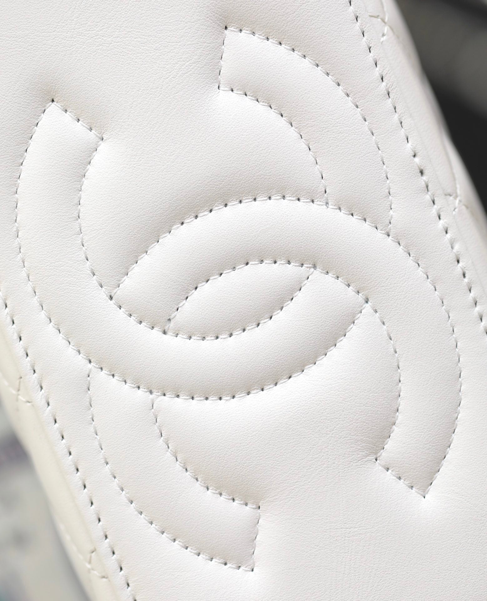 CC バニティケース 17 ホワイト ラムスキン シルバー金具