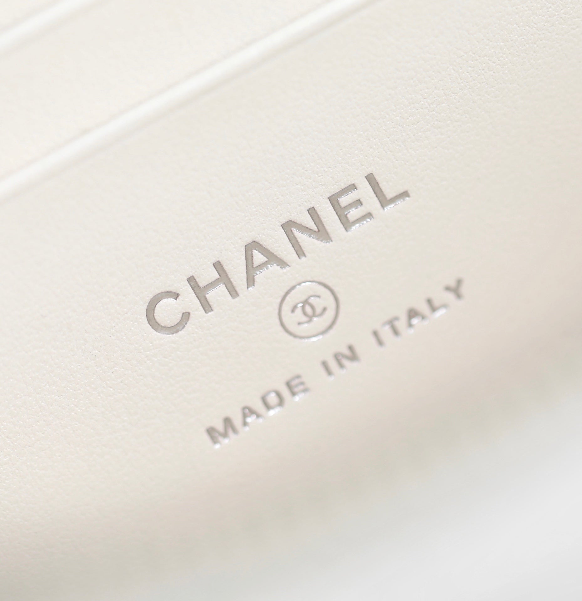 CC バニティケース 17 ホワイト ラムスキン シルバー金具