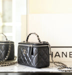 CC バニティケース 17 ブラック ラムスキン シルバーハードウェア