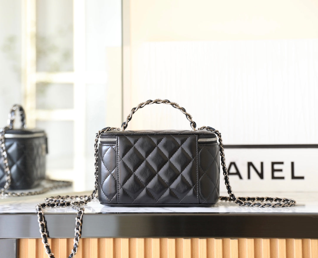 CC バニティケース 17 ブラック ラムスキン シルバーハードウェア