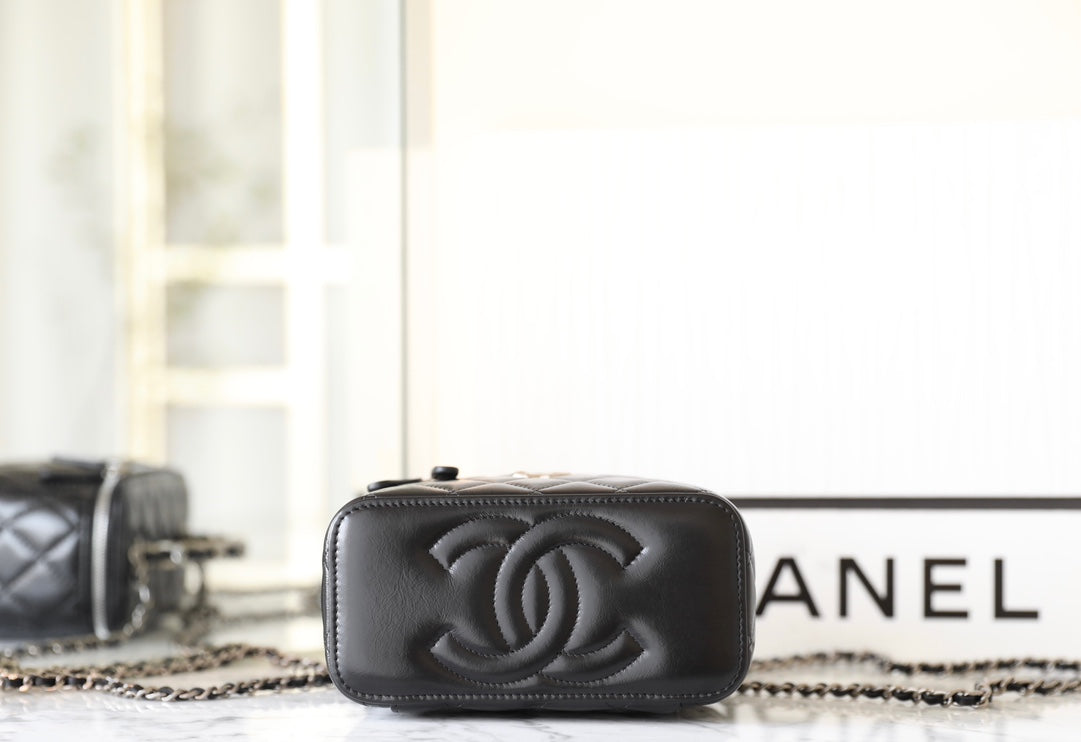 CC バニティケース 17 ブラック ラムスキン シルバーハードウェア