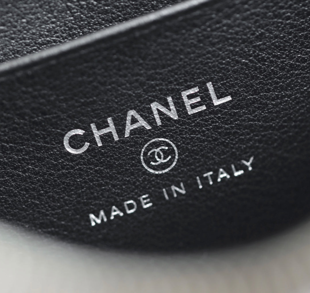 CC バニティケース 17 ブラック ラムスキン シルバーハードウェア