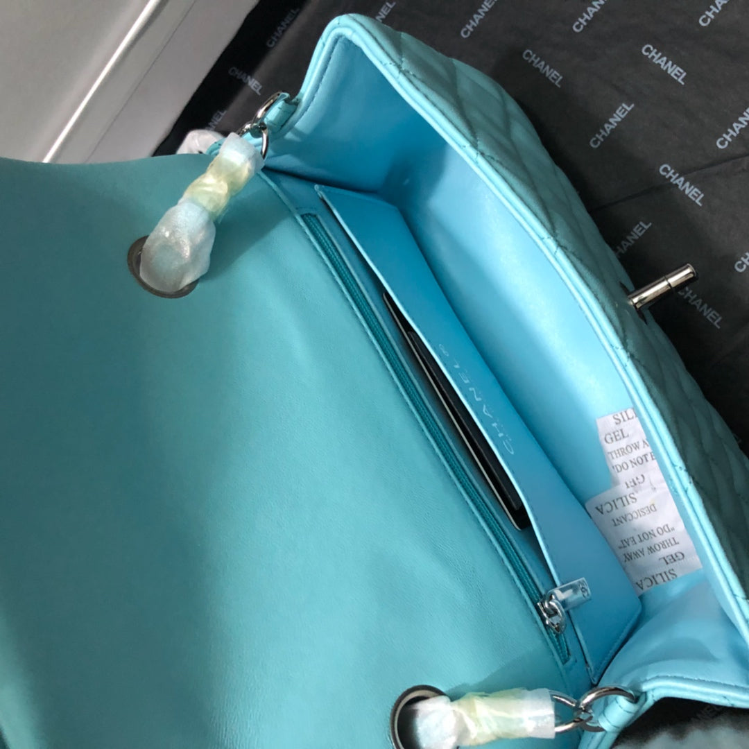 CC 20 クラシック スモール ダブルフラップバッグ（ライトブルーカーフスキン）