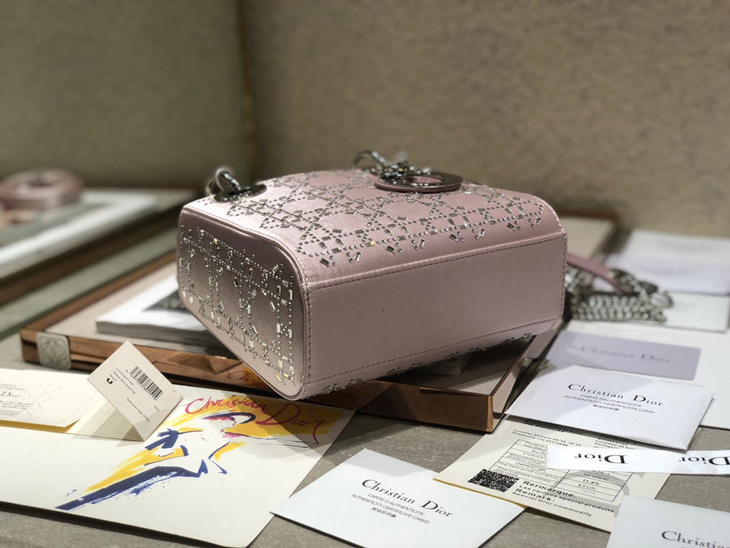 レディ 24 ハンドバッグ エンボス加工ダイヤモンド シルバーカーフスキン