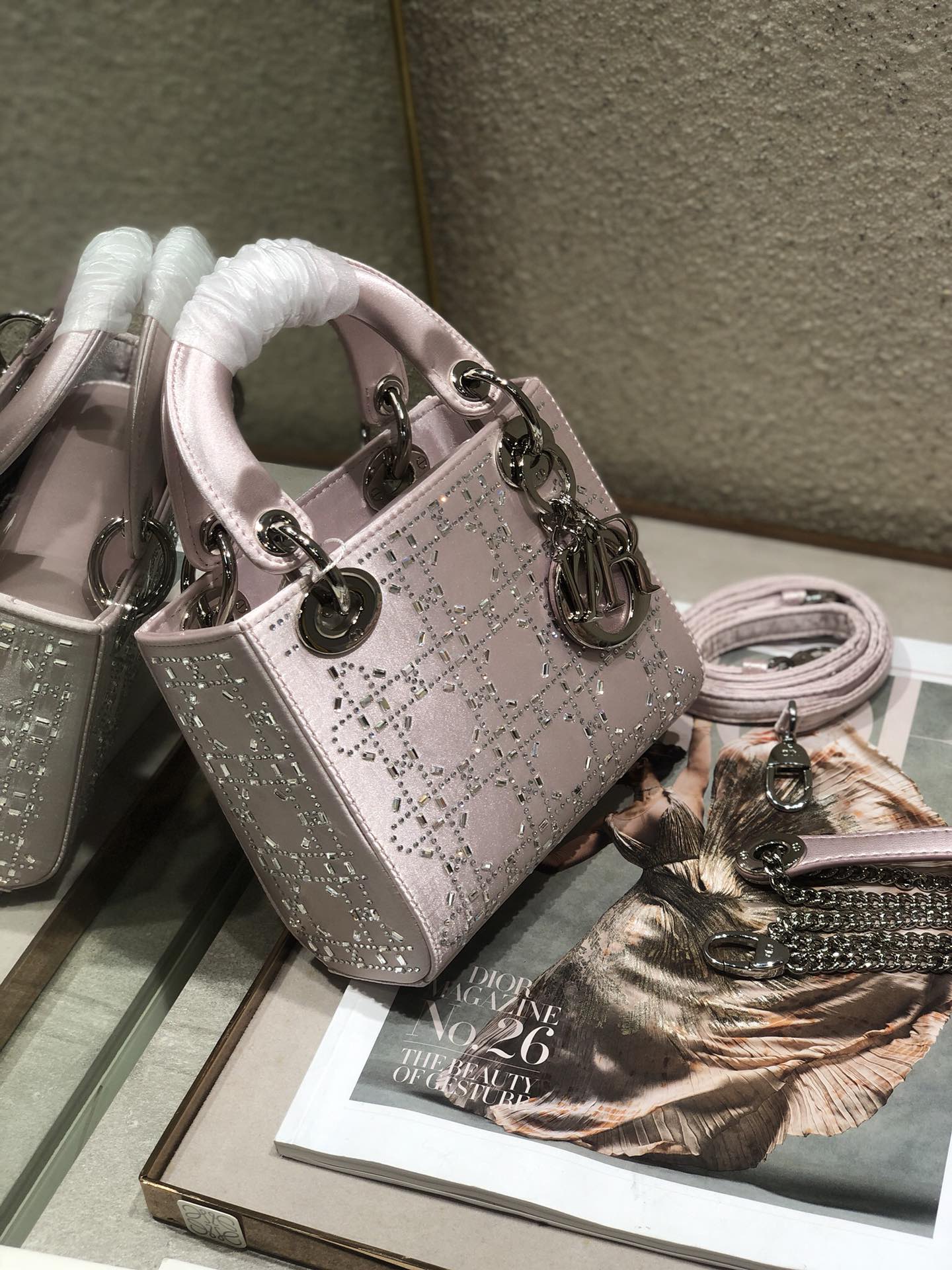 レディ 24 ハンドバッグ エンボス加工ダイヤモンド シルバーカーフスキン