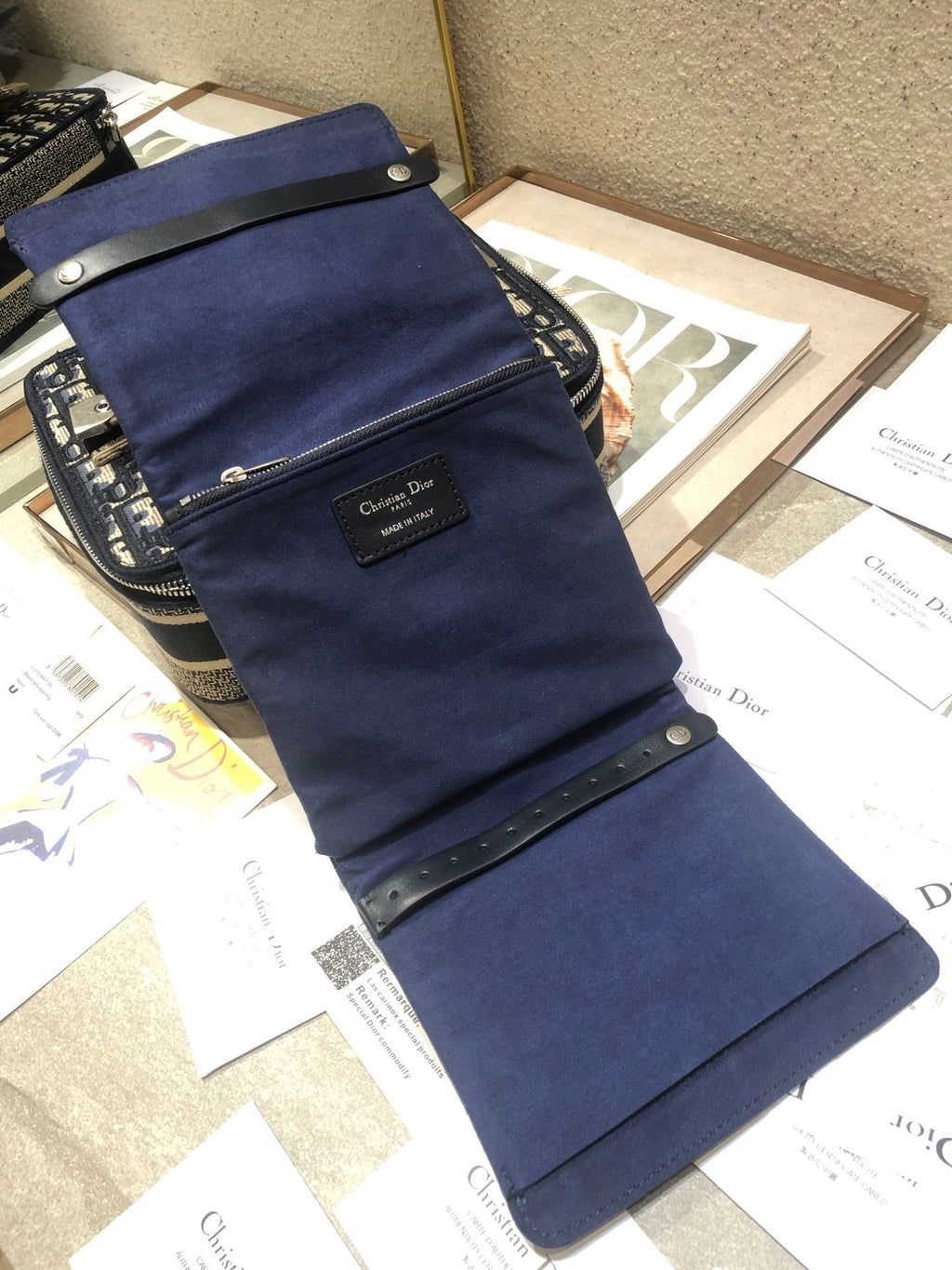 ブラックモノグラムオブリークジャカードのスモール24インチ化粧箱