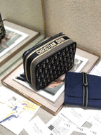 ブラックモノグラムオブリークジャカードのスモール24インチ化粧箱