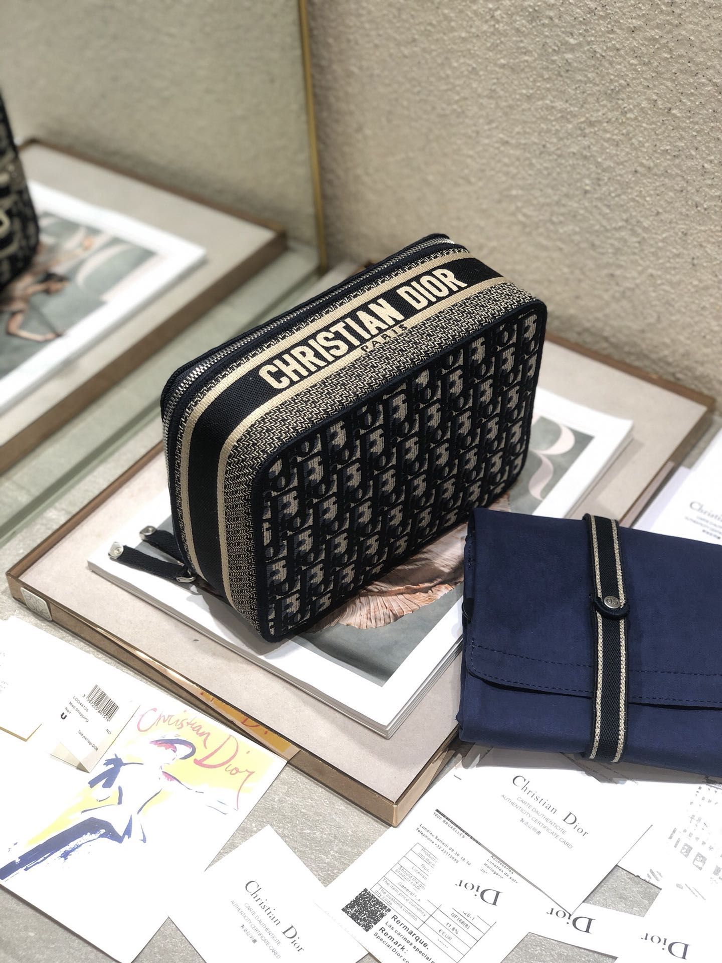 ブラックモノグラムオブリークジャカードのスモール24インチ化粧箱