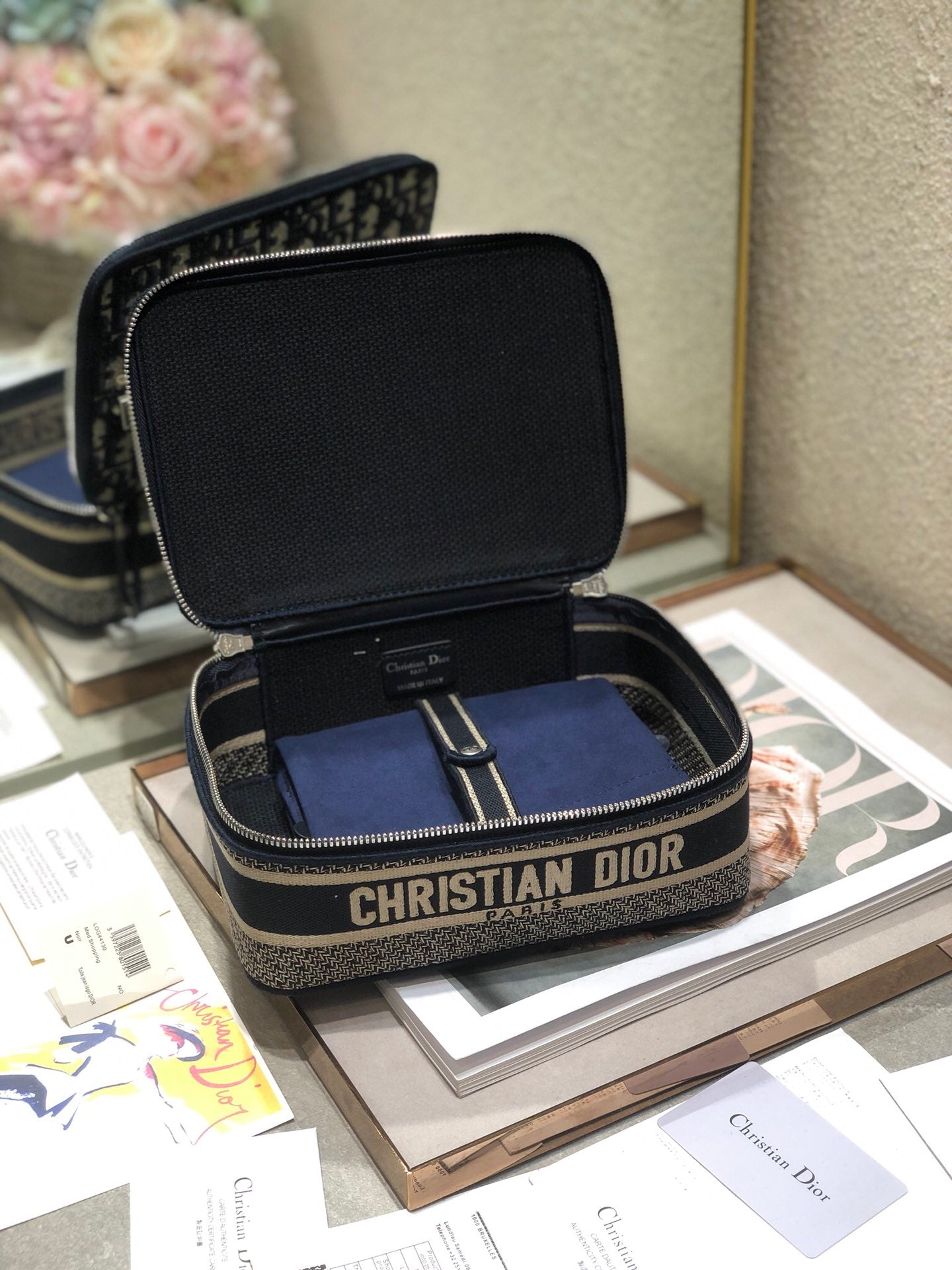 ブラックモノグラムオブリークジャカードのスモール24インチ化粧箱