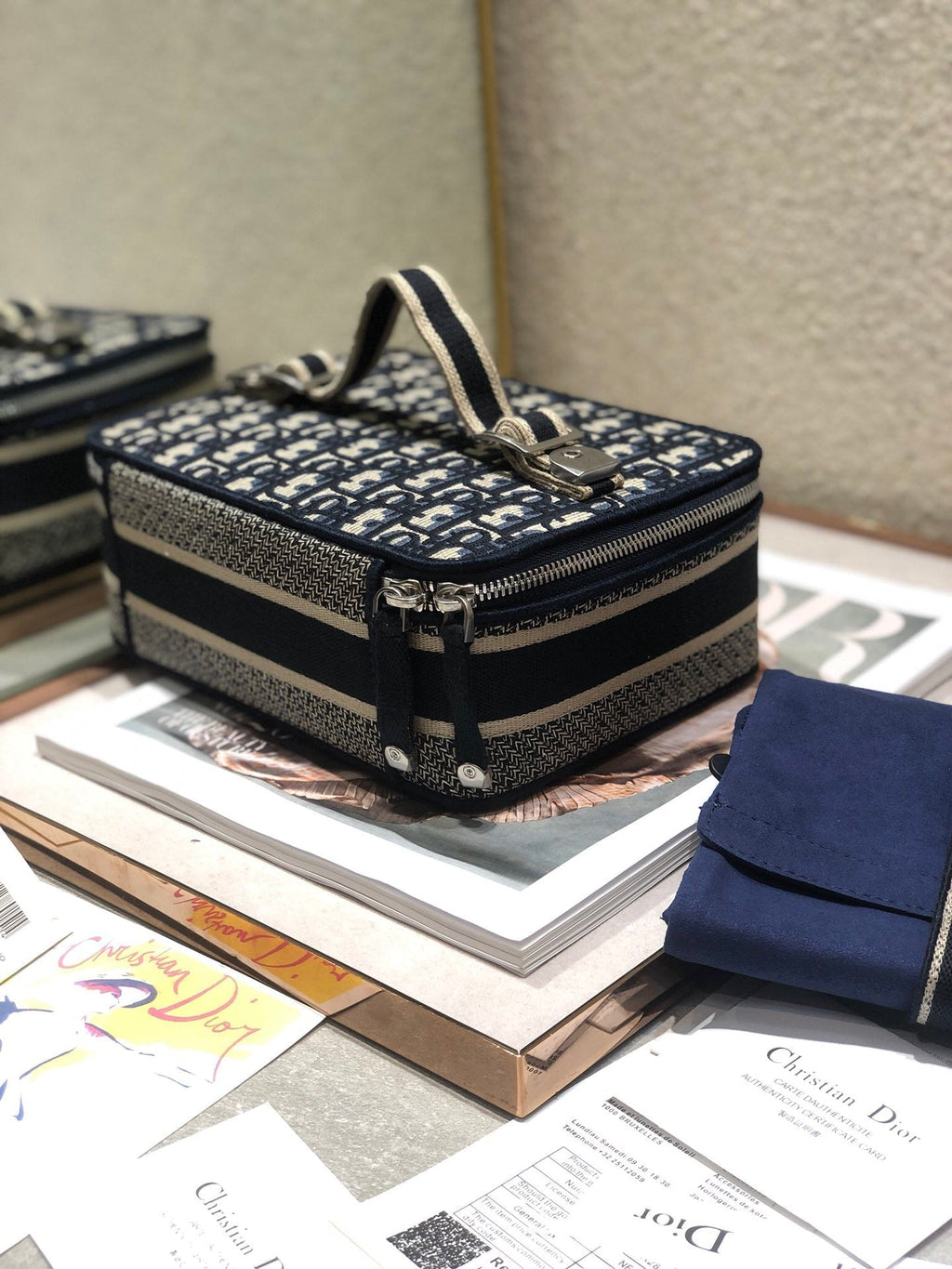 ブラックモノグラムオブリークジャカードのスモール24インチ化粧箱