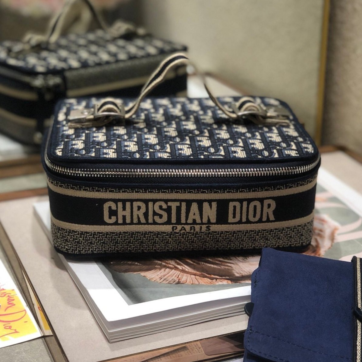 ブラックモノグラムオブリークジャカードのスモール24インチ化粧箱