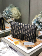 チェーン付きCDサドルポーチ ブルー オブジェ刺繍