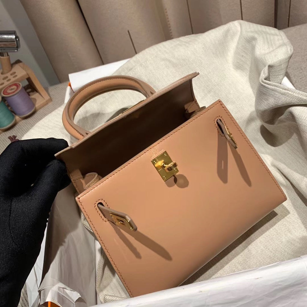 コーラルピンクのスムースカーフスキン製ケリーミニ20バッグ、ゴールド金具付き（オーダーメイド）