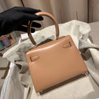 コーラルピンクのスムースカーフスキン製ケリーミニ20バッグ、ゴールド金具付き（オーダーメイド）