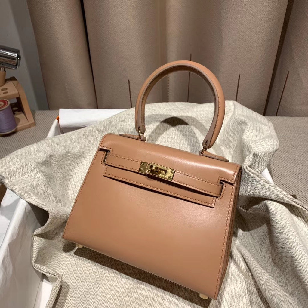 コーラルピンクのスムースカーフスキン製ケリーミニ20バッグ、ゴールド金具付き（オーダーメイド）