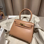 コーラルピンクのスムースカーフスキン製ケリーミニ20バッグ、ゴールド金具付き（オーダーメイド）