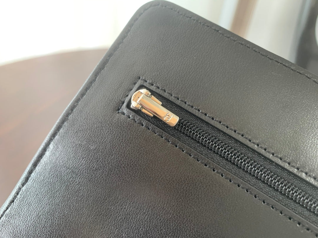 CC MINI 19 クラシックウォレット（ストラップ付き、ブラックラムスキン、シルバー金具）