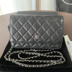 CC MINI 19 クラシックウォレット（ストラップ付き、ブラックラムスキン、シルバー金具）