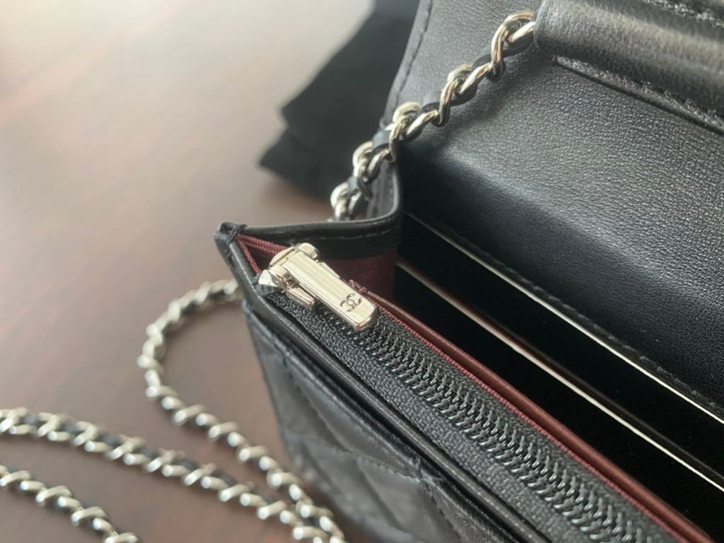 CC MINI 19 クラシックウォレット（ストラップ付き、ブラックラムスキン、シルバー金具）