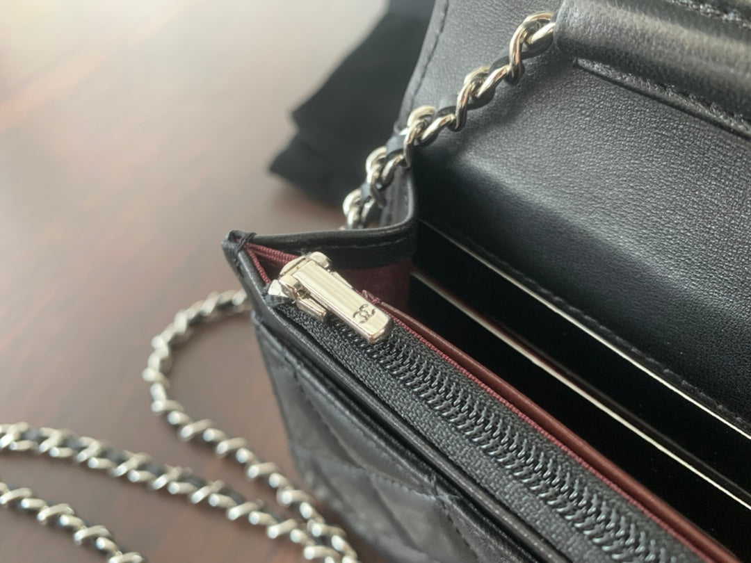 CC MINI 19 クラシックウォレット（ストラップ付き、ブラックラムスキン、シルバー金具）