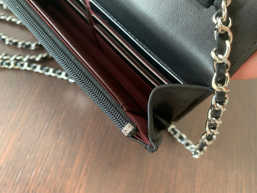 CC MINI 19 クラシックウォレット（ストラップ付き、ブラックラムスキン、シルバー金具）