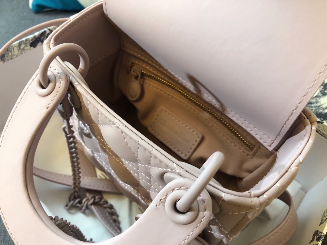 ライトピンクのカーフスキン製ミニ レディ 17 バッグ